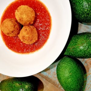 כדורי אנרצ'יני ברוטב עגבניות